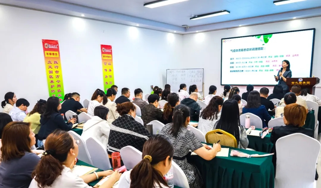 “520”遇上“小满”——古之滕众道妙方商学院鲜花赠学子，寓意成长与收获